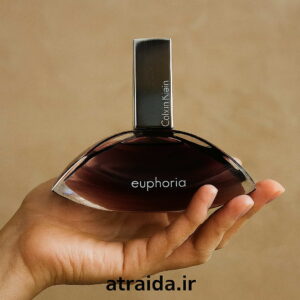 تصویر طبیعی و شیک از ادکلن زنانه Euphoria برند Calvin Klein، حس لطافت و لوکس بودن را القا می‌کند. برچسب "atraida.ir" هویت برند عطر آیدا ( امیر عطری ) است