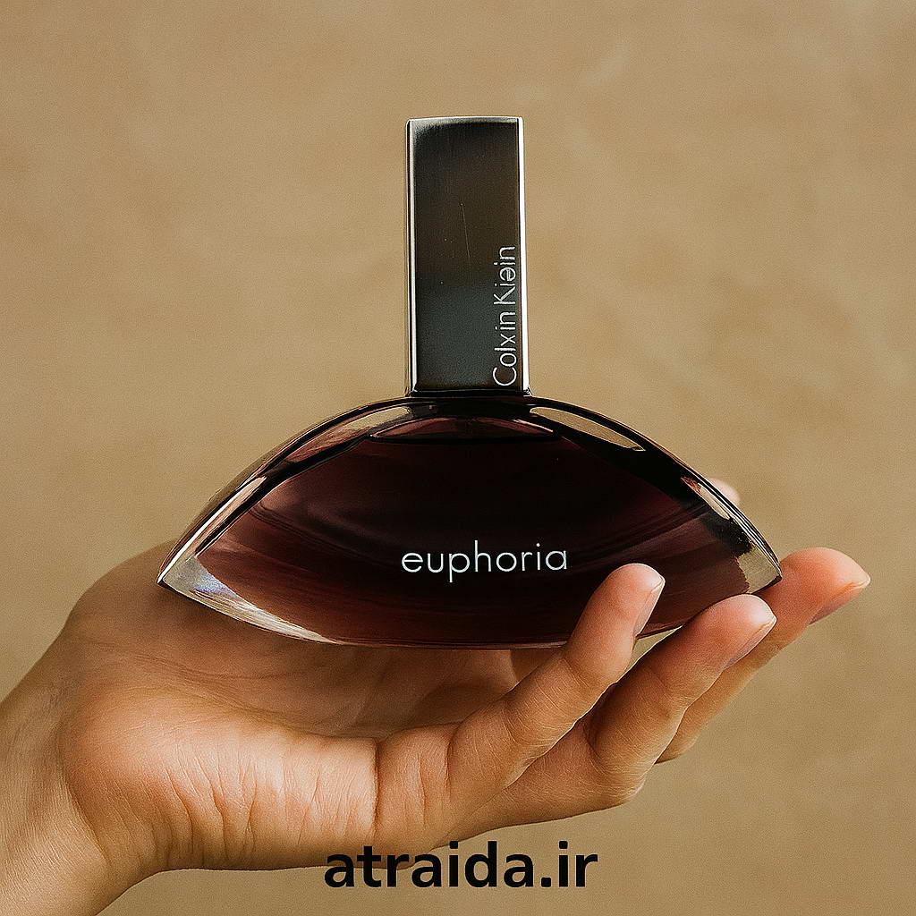 تصویر طبیعی و شیک از ادکلن زنانه Euphoria برند Calvin Klein، حس لطافت و لوکس بودن را القا می‌کند. برچسب "atraida.ir" هویت برند عطر آیدا ( امیر عطری ) است