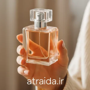 تصویر ادکلن زنانه با ماندگاری بالا ، حس آرامش و ظرافت را تقویت می‌کند. در پایین برچسب "atraida.ir" هویت برند عطر آیدا ( امیر عطری ) درج شده است
