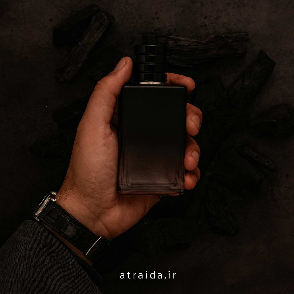این تصویر یک ادکلن مردانه تلخ دست یک مرد شیک‌پوش که حس قدرت، وقار و تلخی جذاب رایحه رو منتقل می‌کنه. برچسب "atraida.ir" برند عطر آیدا ( امیر عطری ) معرفی کرده