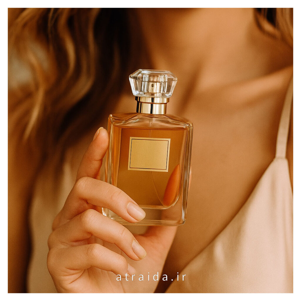این تصویر نمایی لطیف و اغواگر از یک عطر زنانه لوکس را نشان می‌دهد که در دست بانویی با استایل ظریف و جذاب قرار دارد. رنگ طلایی مایع داخل شیشه، در کنار طراحی شفاف و درخشان بطری، حس گرما، لطافت و اغواگری را منتقل می‌کند. این عکس به‌خوبی مفهوم «عطر تحریک‌کننده زنانه» را در قالبی طبیعی و هنری به تصویر کشیده است.