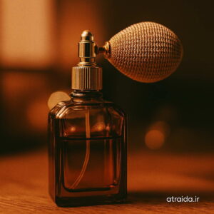 تصویر شیشه عطر کلاسیک با طراحی لوکس که حس اصالت و نوستالژی را منتقل می‌کند. برچسب "atraida.ir" هویت برند عطر آیدا ( امیر عطری ) درج شده است