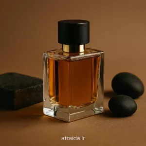 تصور ادکلن اورجینال قم در فضایی لوکس و حرفه‌ای بطری شیشه‌ای با مایع طلایی و درپوش مشکی-فلزی روی سطحی سنگی و atraida.ir هویت برند فروشگاه عطر آیدا
