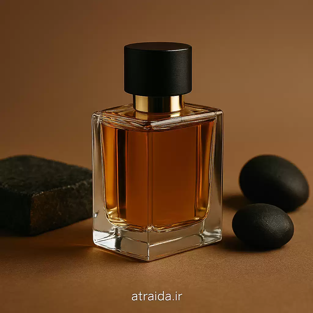 تصور ادکلن اورجینال قم در فضایی لوکس و حرفه‌ای بطری شیشه‌ای با مایع طلایی و درپوش مشکی-فلزی روی سطحی سنگی و atraida.ir هویت برند فروشگاه عطر آیدا