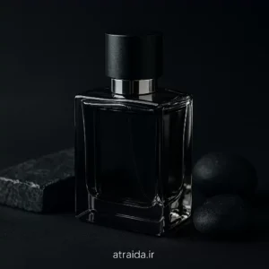 تصویر ادکلن مردانه قم در فضایی لوکس و مدرن با برچسب کوچک atraida.ir برای هویت برند عطر آیدا قم