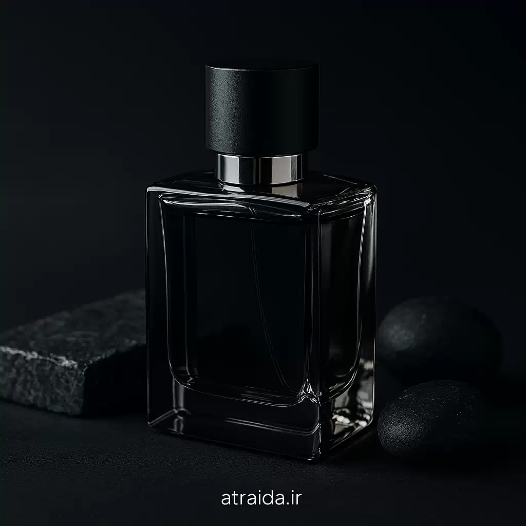 تصویر ادکلن مردانه قم در فضایی لوکس و مدرن با برچسب کوچک atraida.ir برای هویت برند عطر آیدا قم