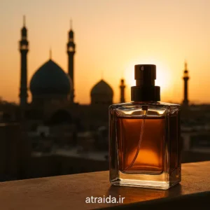 تصویر خرید عطر اینترنتی قم یک بطری عطر شیشه‌ای با مایع کهربایی را در مقابل افق شهری قم با گنبد فیروزه‌ای و مناره‌های مسجد در غروب آفتاب نشان می‌دهد پایین برچسب atraida.ir هویت برند فروشگاه عطر آیدا است